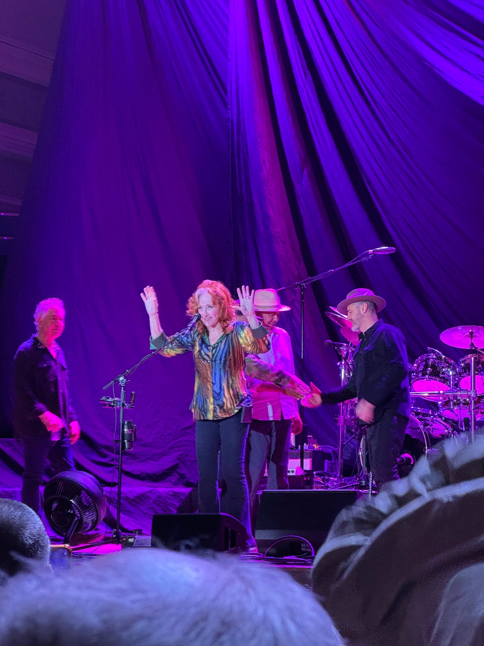 Bonnie and her band saying goodbye to fans at the end of the show